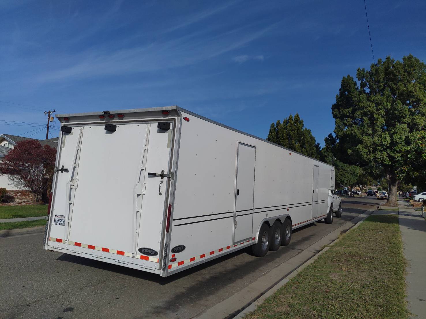 不论是从洛杉矶运车到纽约、从休斯顿运车到加州、把车从纽约运到加州、从洛杉矶运车到西雅图、拉斯维加斯运车到加州、德州运车到加州，费城运车到加州，DC华府运车到加州，波士顿运车到加州，休斯顿运车到加州，西雅图运车到加州，亚特兰大运车到加州，达拉斯运车到加州，佛罗里达运车到加州，阿拉斯加运车到西雅图，洛杉矶运车到夏威夷，北卡运车到洛杉矶，马里兰运车到费城，东岸运车到西岸、准备去别州念大学、跨州货运搬家，甚至带着爱车去旅游，我们都会送上专业服务。无论圣诞节、感恩节、新年、国庆日、劳动节，又亦或是假日，我们365天都在运车的路上忙碌着。